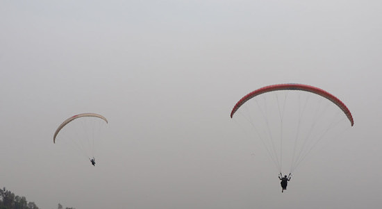 पर्यटकीय गतिविधि बढाउन चितवनमा प्याराग्लाइडिङ