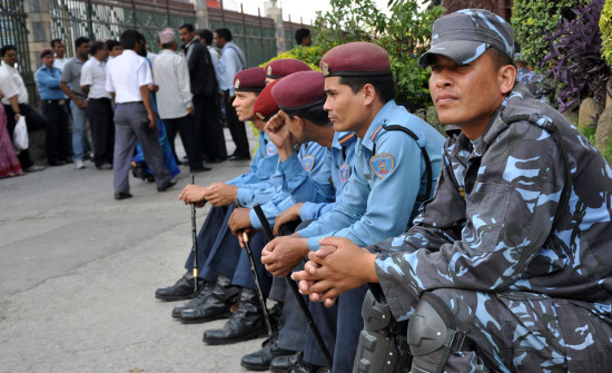 ड्युटीमा रहेका प्रहरीलाई मोबाइल चलाउन रोक