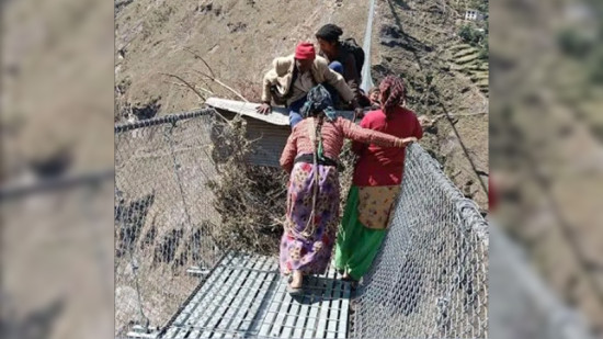 काम गर्दाको ज्याला नपाएपछि श्रमिकद्वारा पुल बन्द