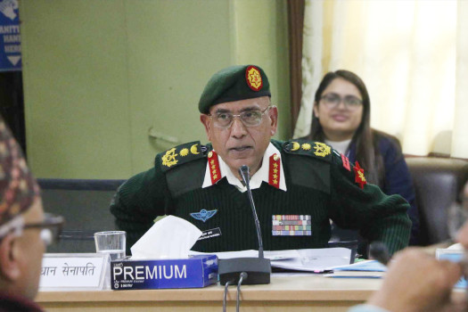 सांसदसँग आक्रामक प्रधानसेनापति, भने- गिरोहले बद्‌नाम गर्‍यो