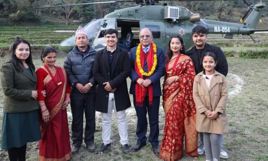 सेनाको हेलिकप्टरसँग प्रचण्ड परिवारको तस्बिर, के हो वास्तविकता ?