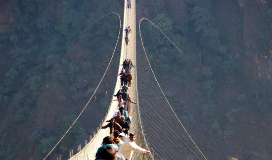 दुई जिल्ला जोड्ने पुलमा आन्तरिक पर्यटक