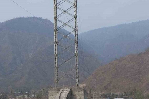 निर्माणको क्रममा ढलेको बाईटार-चिपटार पुलको 'टावर' ठड्याइयो