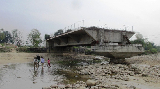आठ वर्ष बित्दा पनि निर्माण भएन ओदाल खोलाको पुल