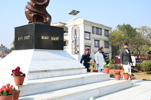 ब्रिफिङ लिन प्रहरी हेडक्वार्टरमा गृहमन्त्री लामिछाने