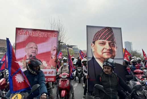 पूर्वराजा ज्ञानेन्द्रको स्वागतमा भारतका मुख्यमन्त्री योगी आदित्यनाथको तस्बिर