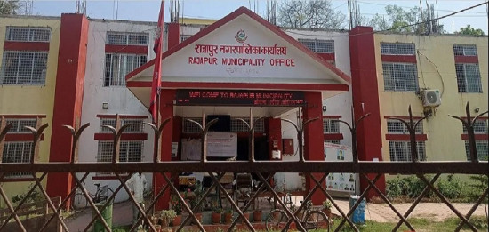 राजापुरले बाँड्यो द्वन्द्वपीडितलाई राहत