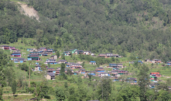 मध्यपहाडी लोकमार्ग छेउँमै रहेको रालेगाउँ