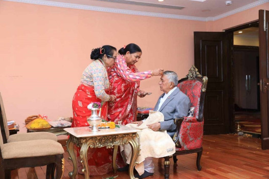 राष्ट्रपति पौडेलद्वारा बहिनीहरूबाट टीका ग्रहण