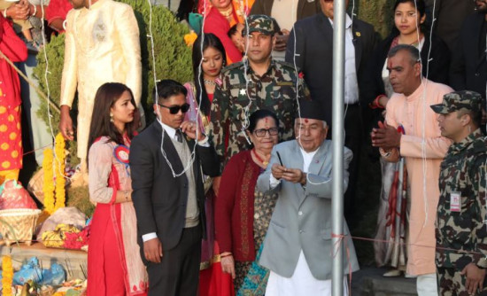 कमलपोखरी पुगेर राष्ट्रपति पौडेलद्वारा अस्ताउँदो सूर्यलाई अर्घ्य (तस्बिरहरु)