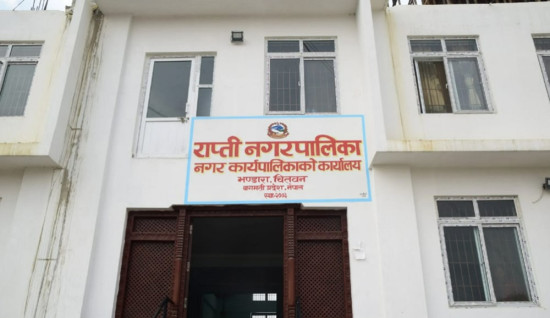 राप्तीमा सरकारी जग्गामा निर्माण गरिएका घरटहरा हटाइँदै