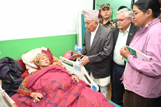 जाजरकोट पुगेर भूकम्पका घाइतेलाई भेटे राष्ट्रपति पौडेलले