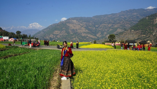 रत्नेचौरमा बढ्दै पर्यटक, मौलिक पोसाक भाडामा लगाएर कमाउँछन् स्थानीय