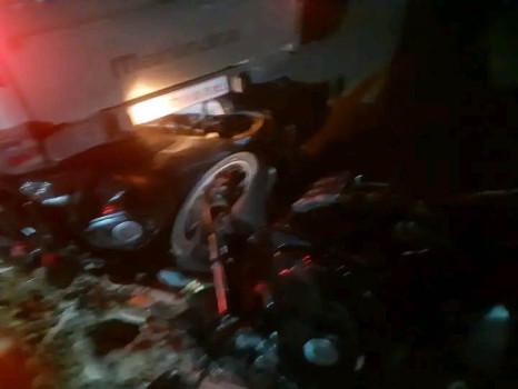 सरकारी गाडीले पार्किङ गरिएका मोटरसाइकललाई ठोक्यो