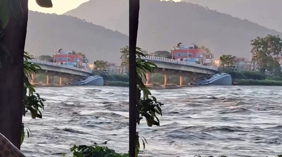 बाढीले ‘राइनो क्रुज’ बगाएर नारायणी पुलमा अड्कियो