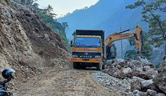 पहिरोले १२ राजमार्ग अवरुद्ध