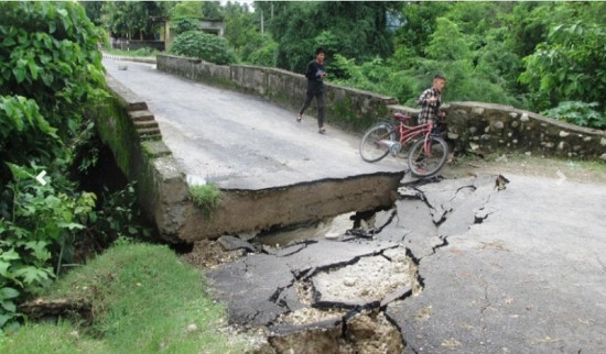 कञ्चनपुरमा कल्भर्ट भत्किँदा आवागमन ठप्प