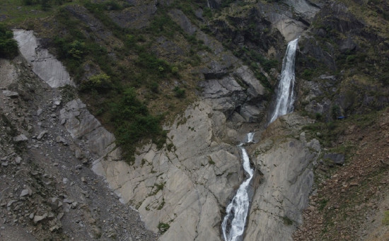 पर्यटकको रोजाइमा रुप्से झरना