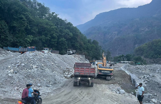 कान्छाराम कन्स्ट्रक्सनको एक ट्रक र दुई भ्यान स्थानीयको नियन्त्रणमा