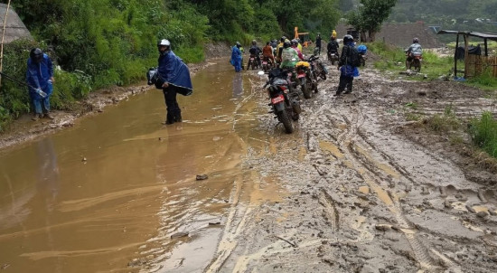 वर्षासँगै देशका सात सडकखण्ड अवरुद्ध