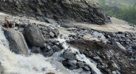 वर्षाका कारण दुम्कीबासमा वैकल्पिक सडक अवरुद्ध