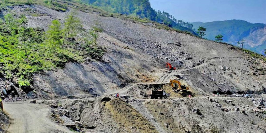 पहिरोले कोदारी राजमार्ग १२ दिनदेखि अवरुद्ध, ६ सय कन्टेनर सीमापारि रोकिए