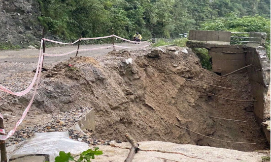 पृथ्वीराजमार्गको आँबुखैरेनीमा सडक भासियो, मुग्लिन सडक एकतर्फी सञ्चालन