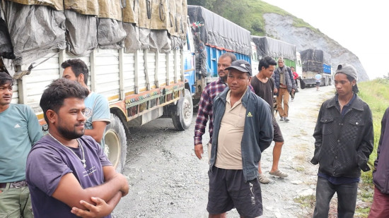 सडक सञ्चालानमा नआउँदा दैनिक उपभोग्य वस्तुको हाहाकार, करोडौँको स्याउ बाटोमै कुहियो