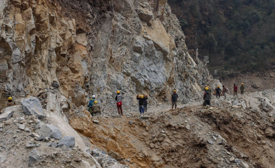 च्याम्ताङ-छुमसुर सडकखण्डमा निर्माणको काम गर्दै मजदुर