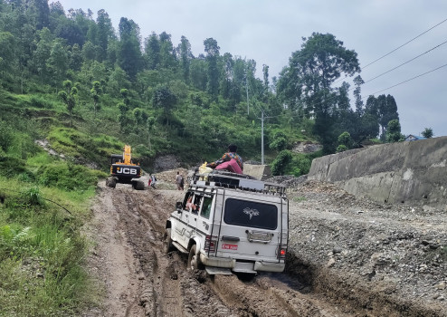 हिलाम्मे सडकमा जोखिमपूर्ण यात्रा