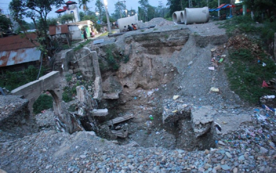 जोखिमयुक्त यात्रा गर्न बाध्य छन् धरानका स्थानीय