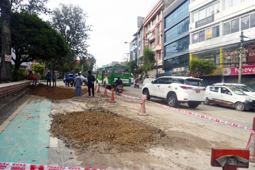 कुपण्डोलमा भासिएको सडक मर्मतपछि सवारीसाधन सञ्चालन