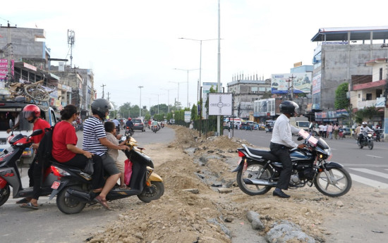 खनिएका सडक नबन्दा सास्ती