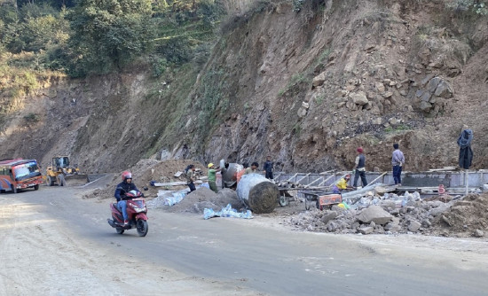 धुलिखेल-खावा सडकखण्ड : २ दिन दिउँसोको समयमा आवागमन बन्द गरेर स्तरोन्नतिको काम