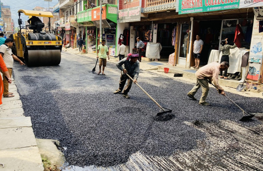 बागलुङ बजारको सडक कालोपत्रे गरिंदै