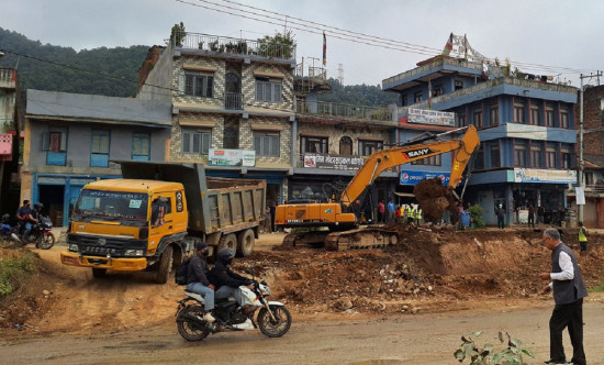 दमौली बजारमा बल्ल चल्यो डोजर