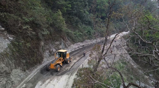 बागलुङका सात सडकमा कालोपत्रे थालियो