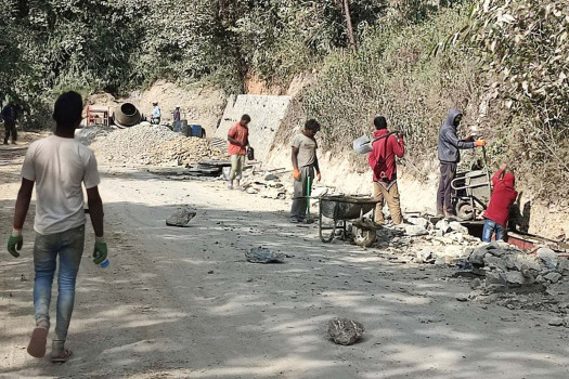 दसैंको रौनकले छोएन यी मजदुरलाई