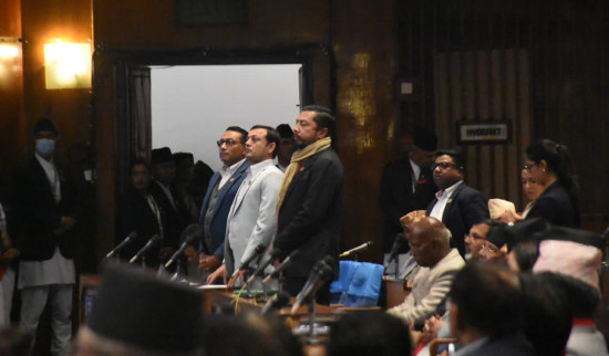 रास्वपाको अवरोधका बीच सभामुखले चलाए संसद् बैठक