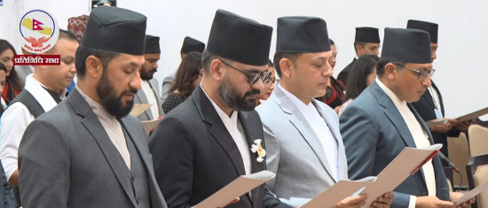 नवनिर्वाचित सांसदहरूले लिए शपथ