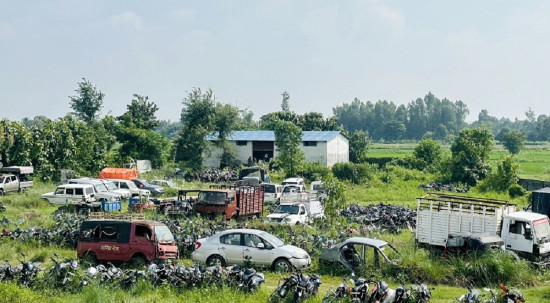 लिलाम नहुँदा सर्लाही भन्सारमै थन्किए करोडौँ मूल्य बराबरका सवारीसाधन