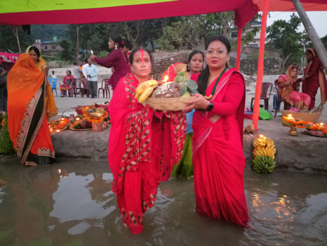 चतरा धामस्थित सप्तकोशी नदी तटमा छठ [तस्बिरहरु]