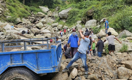 मैवाखोलामा श्रमदानबाट काठेपुल निर्माण थालियो