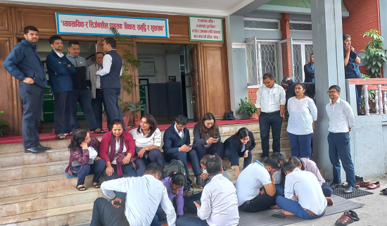 असारको चटारो छैन यी कर्मचारीलाई, सिंहदरबारमै लुडो खेलेर समय कटाउँछन्