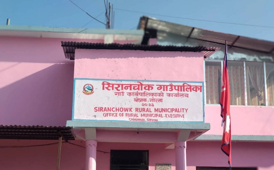 विद्यालय पोसाकमा विद्यार्थीलाई रक्सी–चुरोट बेचे कारबाही
