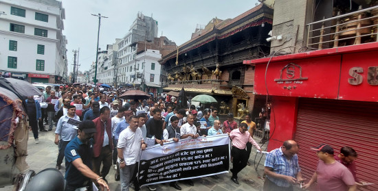 सुनचाँदी व्यवसायी पसल बन्द गरेर सडकमा