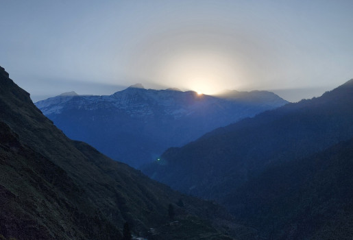 ठूलो सिस्ने गाउँबाट देखिएको सूर्योदयको दृश्य