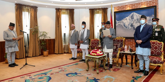नवनियुक्त मन्त्री सुरेन्द्र आचार्यले लिए शपथ