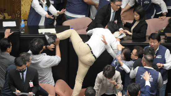 ताइवानको संसद्‍मा मुक्का हानाहान, पाँच सांसद अस्पताल भर्ना