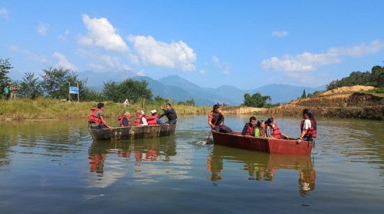 रिचार्ज पोखरीमा डुंगा सयरसँगै माछापालन